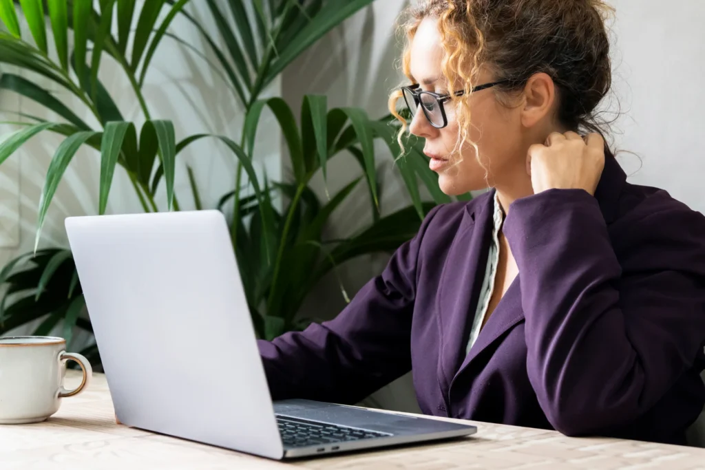 professional woman works on laptop at desk 2026 01 08 07 14 50 utc